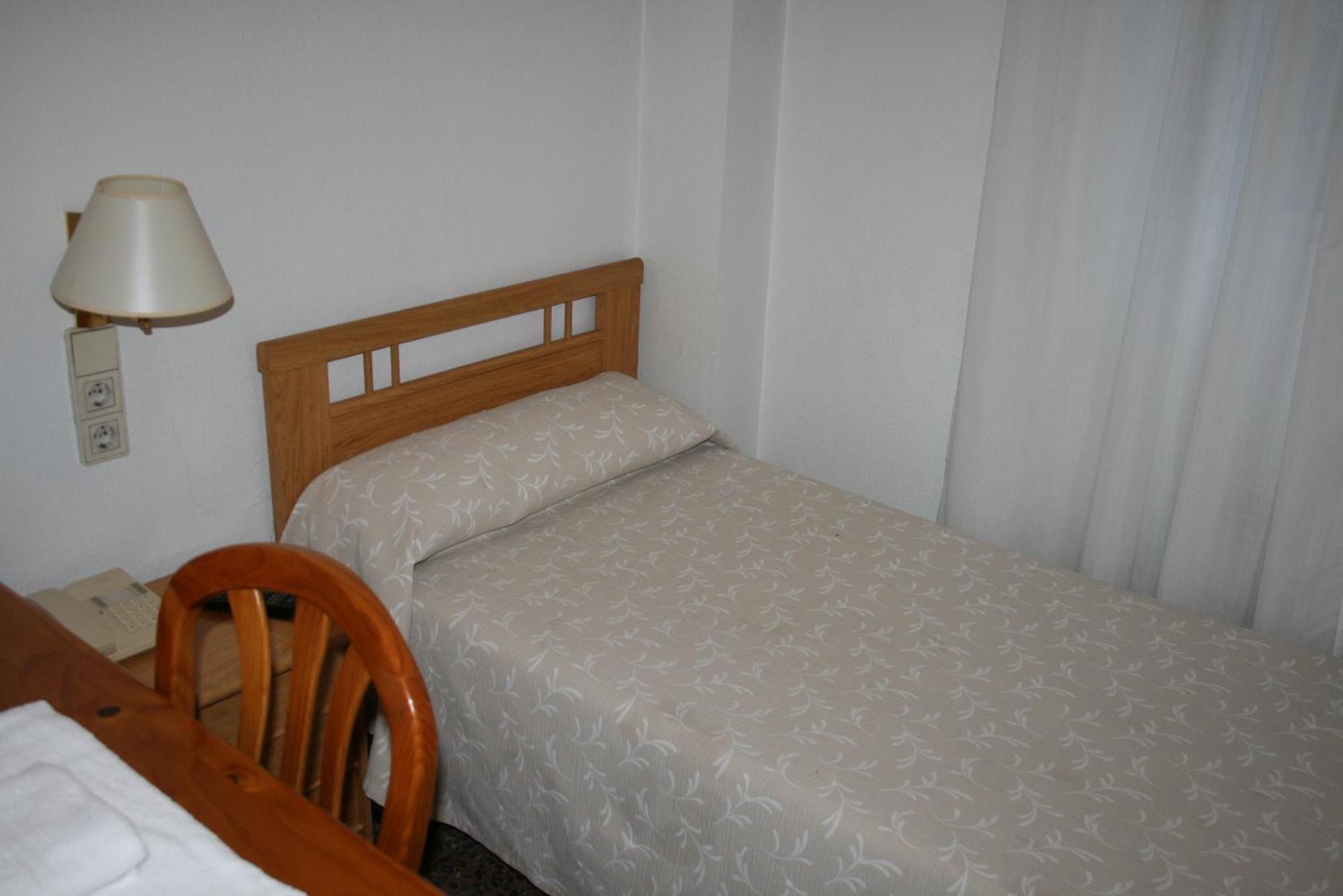 Hostal Puente De Piedra Zaragoza Kamer foto