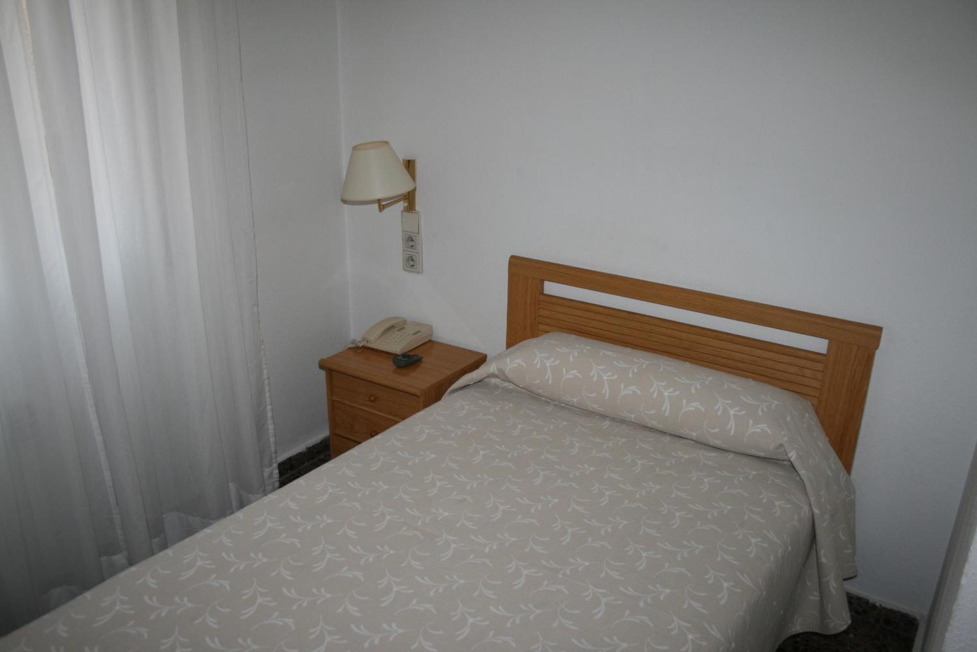 Hostal Puente De Piedra Zaragoza Kamer foto