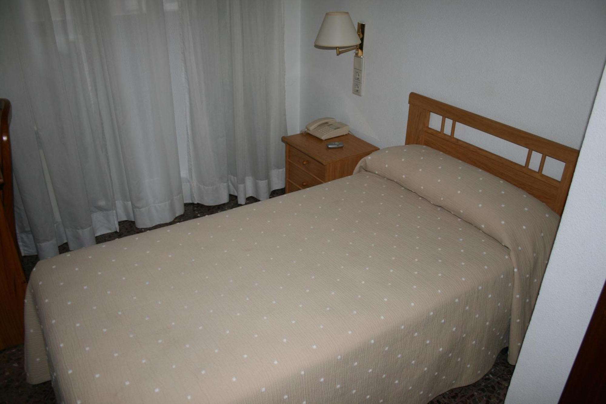Hostal Puente De Piedra Zaragoza Kamer foto