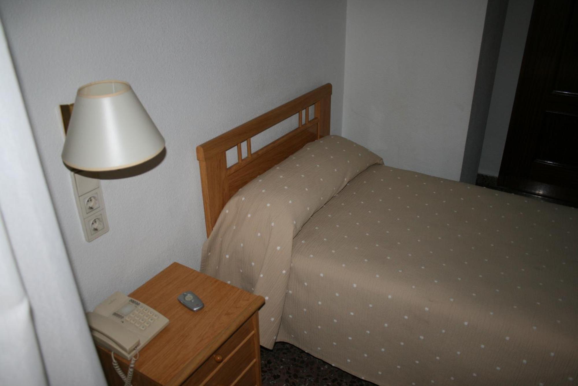 Hostal Puente De Piedra Zaragoza Kamer foto