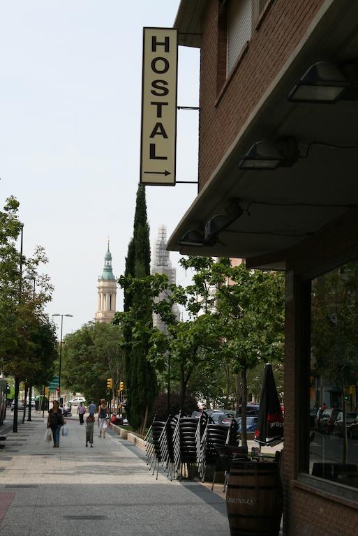 Hostal Puente De Piedra Zaragoza Buitenkant foto