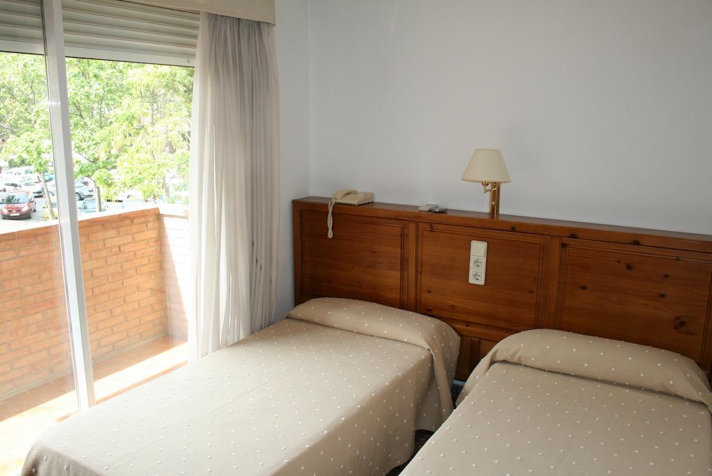 Hostal Puente De Piedra Zaragoza Kamer foto
