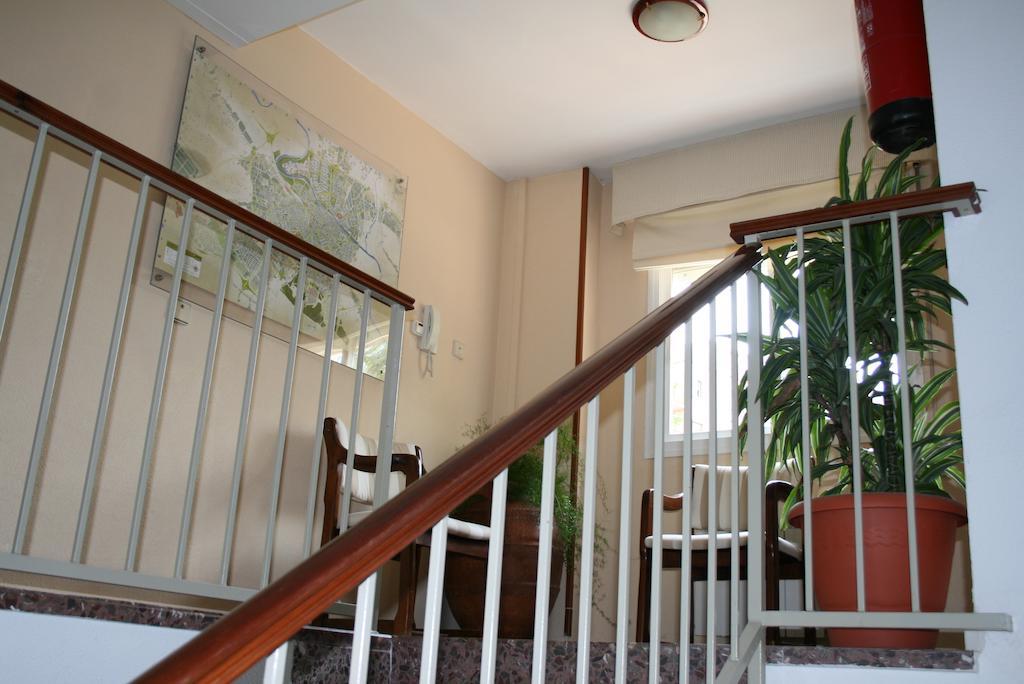 Hostal Puente De Piedra Zaragoza Buitenkant foto