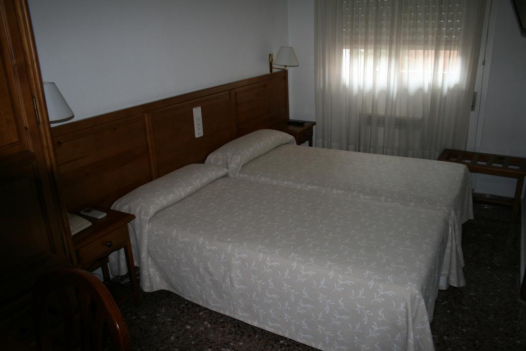 Hostal Puente De Piedra Zaragoza Kamer foto