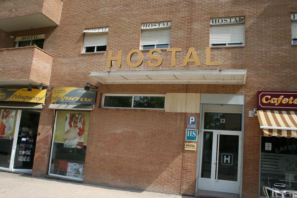 Hostal Puente De Piedra Zaragoza Buitenkant foto