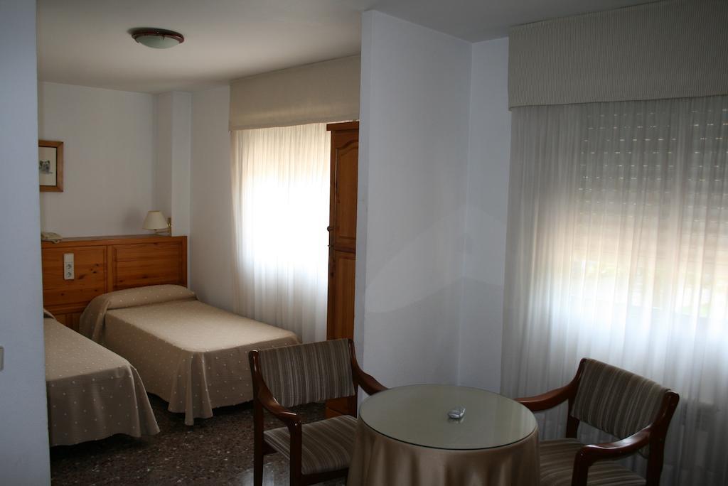 Hostal Puente De Piedra Zaragoza Kamer foto
