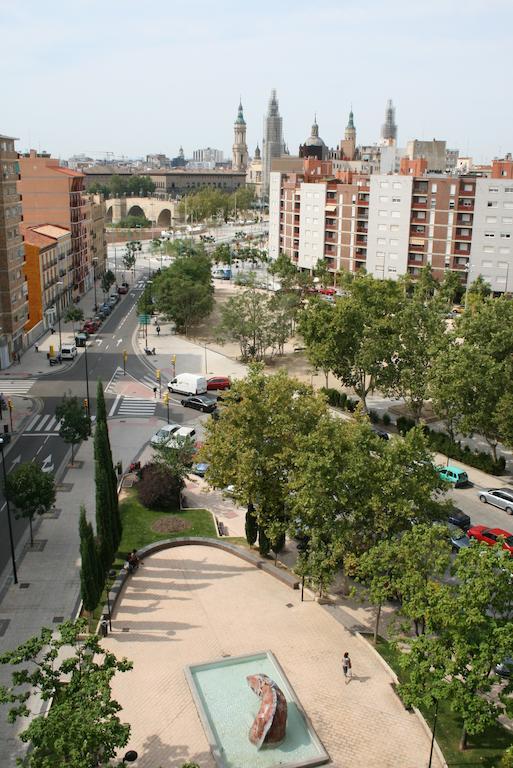 Hostal Puente De Piedra Zaragoza Buitenkant foto